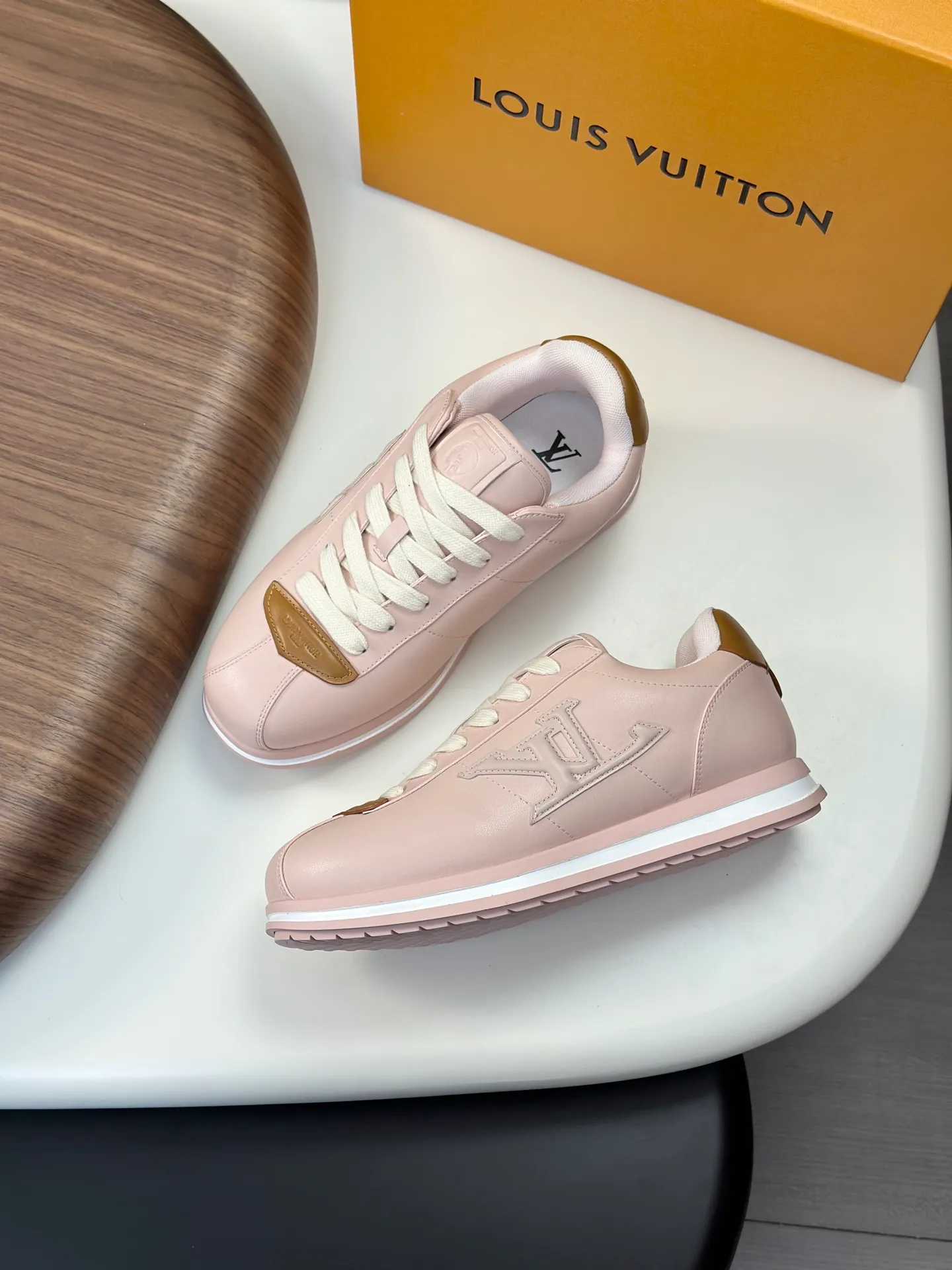 Factory direct sale ¥700💰Full set of packaging💰Top version LV-Louis Vuitton-Classic catwalk new style 1:1 developed replica of the original version! ! The upper foot is very comfortable. It is made of luxurious materials and fine workmanship. The midsole is printed with English letters "Made in Europe". The upper is made of calfskin imported from Italy. The side is decorated with the brand's LOGO and signature. The latest latex foot pads and mesh lining make the foot feel super comfortable. The original two-color TPU combination outsole is specially provided by the original factory. Bag technology Goodyear stitched edges Fabric: Exclusive custom first-layer cowhide Accessories: Exclusive private model Vuitton logo, lining: Customized silk mesh lining - first-layer silk cowhide lining Outsole: TPU combination outsole wear-resistant, non-slip and anti-yellowing Foot pads: new latex pads-mesh sweat-absorbent Counter technology: fully computerized sewing machine wire drawing Toe box back cover Hot and cold shaping Full set of pull-top last with medium and low logo pattern Counter packaging - Shoelaces, certificates, cards, instructions, certificates of quality, dust bags, the most comprehensive packaging on the Internet, men's size 339-44 (38/45 custom-made, non-refundable!